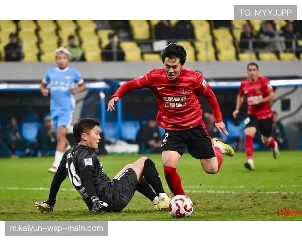 蓉城2比3惜败 现场球迷寒风中助威令人动容